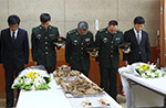 中韓、中国人民志願軍烈士第2陣の遺体納棺を行う