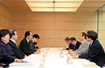 吉炳軒全人代副委員長は日本の菅義偉内閣官房長官と会見
