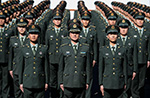 ロシア国防部は赤の広場での閲兵式に参加する中国儀仗兵に記念勲章を授与