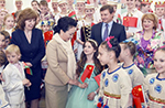 彭麗媛夫人がベラルーシ国家児童芸術センターを参観
