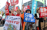日本の民衆が安全保障法案の内閣決議に抗議