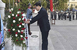 李克強総理はオイギンス記念碑に花輪を献上