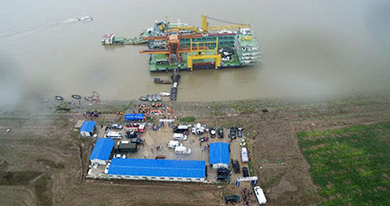客船転覆事故の救援現場の空中写真