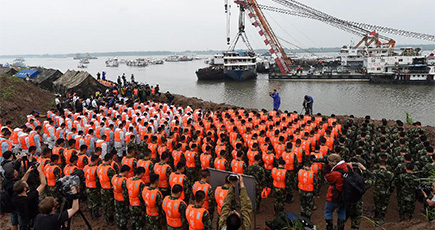 「東方之星」転覆沈没事故の救援現場で遭難者の追悼活動が行われ