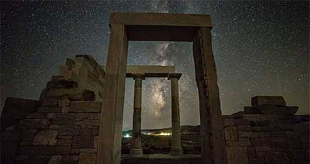 ギリシャの美しい星空　神殿の上空に神秘的に輝く星