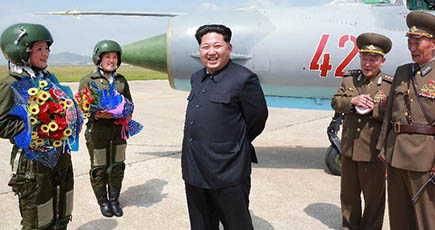 金正恩氏、朝鮮の初陣の超音速戦闘機の女性パイロットの飛行訓練を視察