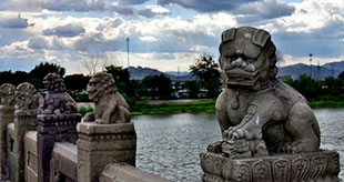 「七·七」盧溝橋事件の発生地である北京の盧溝橋を訪れ