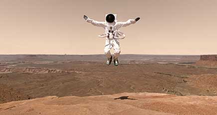 火星旅行？　仏写真家が「宇宙遊泳」写真を撮影