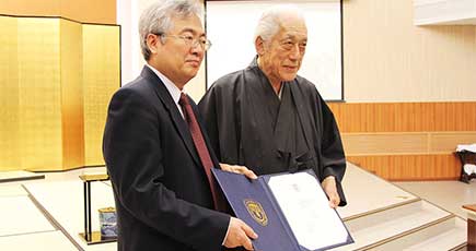 北京外国語大学は日本茶道の名家千玄室大宗匠に名誉教授の称号を授与