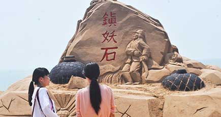 世界反ファシズム戦争勝利70周年を主題とする砂像作品が山東省・煙台に現れ