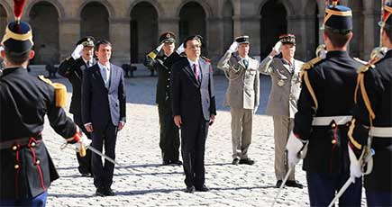 李克強総理はフランスのヴァルス首相が行った歓迎式に出席