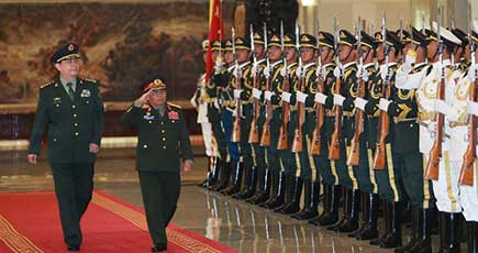 中国の常万全国防部長がラオスの国防相と会談