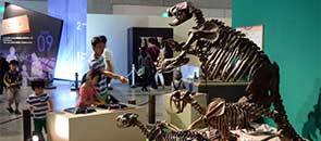 「メガ恐竜展2015―巨大化の謎にせまる―」が日本で開幕