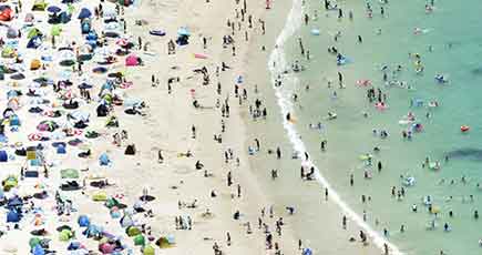 行楽客で賑わう日本のビーチを空から撮影
