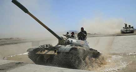 新疆軍区の戦車群、水の中を突き進む
