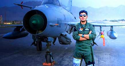 パキスタン軍、パイロットとJ-10が一緒に写る写真を公開