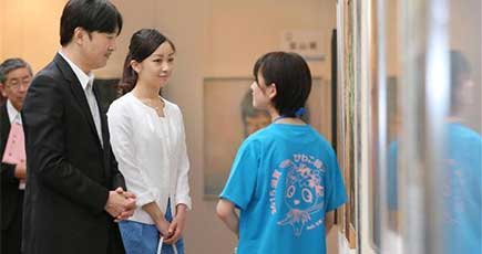 日本王室の文仁親王と佳子さま　高校生の美術作品鑑賞