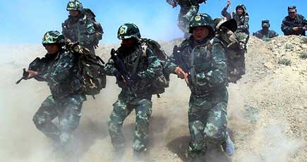 新疆国境警備隊が酷暑の中で厳しい訓練