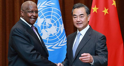 王毅外交部長、第69回国連総会議長兼ウガンダ外相と会談