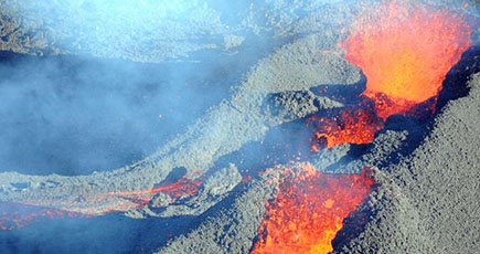 レユニオン島の火山が噴火