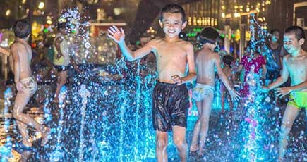 福州で高温続く　子供たちが噴水で涼む