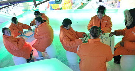 重慶市民、コートを着て氷室で麻雀