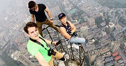 フリークライマー、南京の高さ457Mのビルを素手で登る