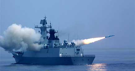 中国の戦艦、実弾射撃の衝撃的な瞬間