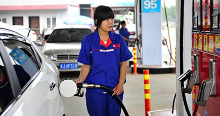 中国、ガソリンとディーゼル油の小売価格引き下げ　１リットル０・１６元と０・１８元