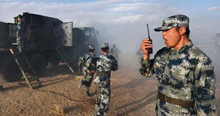 中国解放軍の電子戦部隊、ゴビ砂漠で威力を示し