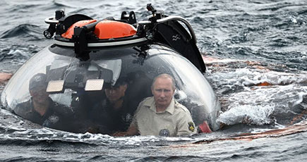 プーチン大統領、潜水艦で深海に潜る