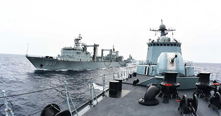 中ロ「海上連合-2015」　中国の演習参加編隊が海上補給