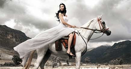 女優カレン・モク　騎馬で結婚記念写真