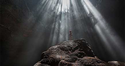 カメラマンがインドネシアの美しい洞窟に撮影