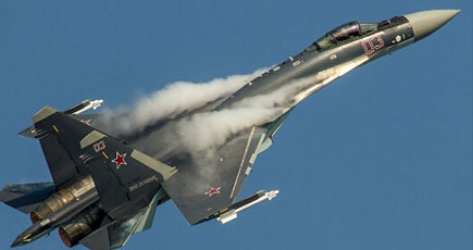 モスクワ国際航空宇宙展、Su-35SがUFOのように飛行