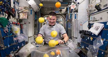 新鮮果物がふわふわと浮かぶ　宇宙飛行士が「無重力ゲーム」