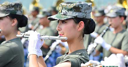 閲兵式で演奏する女性兵士　姿勢を訓練