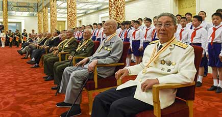中国人民抗日戦争勝利70周年記念バッジの授与儀式が行われ