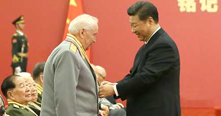 中国人民抗日戦争勝利70周年記念バッジの授与儀式が北京で盛大に行われ