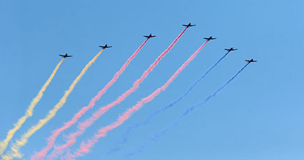 空中旗護衛隊が七つの「帯」を引いて天安門広場の上空を飛行