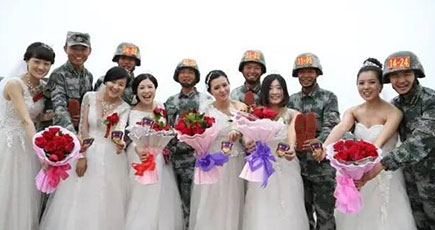 閲兵の部隊、兵士の集団結婚式を開く