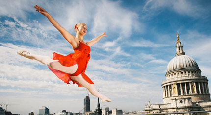 「限界バレエ」のダンサー、ロンドン街頭で姿を展示