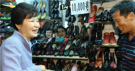 韓国の朴槿恵大統領、街頭の店で靴を買い