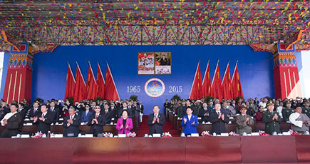 チベット自治区成立50周年記念大会が盛大に開催され　習近平主席がお祝い用の扁額に「民族の団結を強化し、美しいチベットを建設しよう」という題詞を書き記す