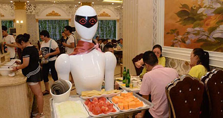 「女神」ロボットが「おもてなし」、重慶の火鍋店