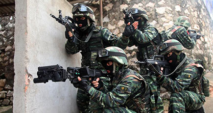 広西南寧：兵士の対テロ訓練