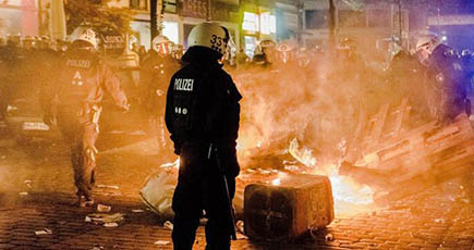 ドイツ民衆の右翼反対デモは騒ぎとなり、警察側と暴力衝突