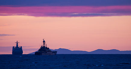 解放軍の巨艦、夕日で美しい装いに