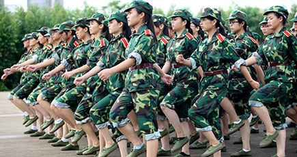 中国各地の大学、新入生の軍事訓練が行われ