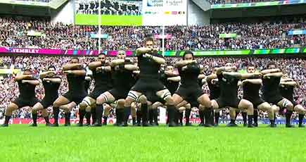ニュージーランドのラグビー代表、競技場でハカを踊る